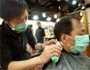 Cả thợ cắt tóc lẫn khách hàng đều đeo khẩu trang chống SARS.