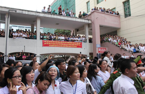 Rất đông y bác sĩ, công an, người thân và các bệnh nhân đã tụ tập dưới sân chờ đợi cháu bé mất tích chở về chiều nay. Ảnh: Tuấn Anh.