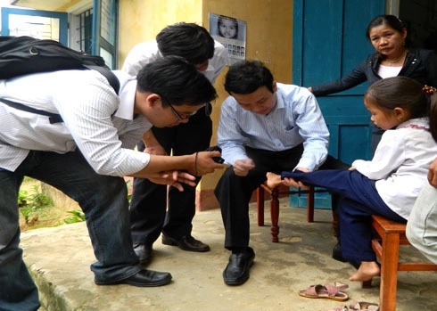 Đoàn công tác của Bộ y tế khám, điều tra nguyên nhân gây ra bệnh viêm da lạ ở xã Ba Điền, huyện miền núi Ba Tơ(Quảng Ngãi) vào cuối năm 2011. Ảnh: Trí Tín