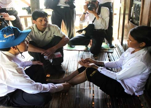 Các chuyên gia Bộ y tế thăm khám, thu thập thông tin dân làng ở xã Ba Điền, huyện miền núi Ba Tơ (Quảng Ngãi) để truy tìm nguyên nhân gây ra bệnh viêm da lạ. Ảnh: Trí Tín