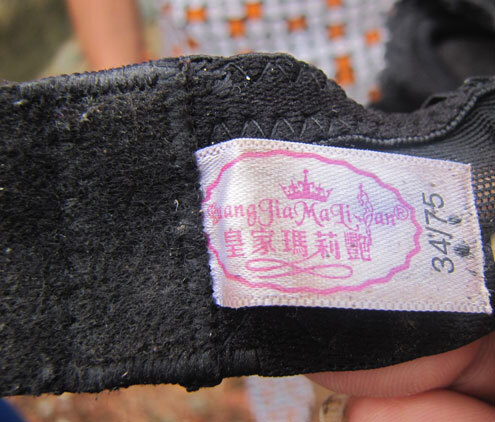 Những chiếc áo này có chữ Trung Quốc, không rõ nguồn gốc xuất xứ. Ảnh: Nguyên Khoa