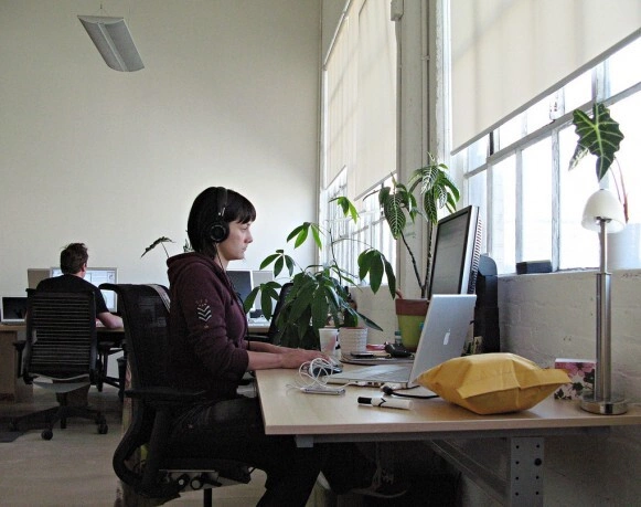 tia uv chiếu qua cửa kính cũng là nguyên nhân khiến nám đậm hơn