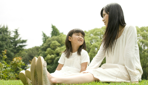 Cách nói chuyện với con gái về kỳ kinh đầu tiên