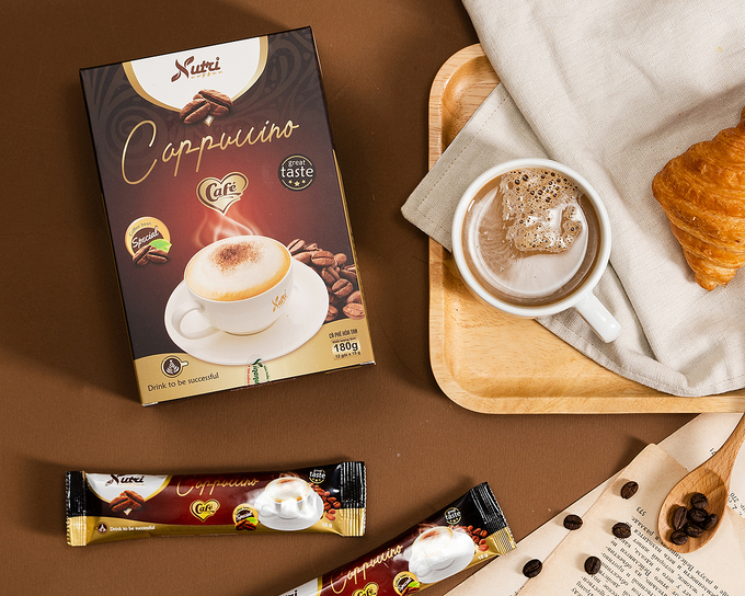 Cà phê capuchino Vinanutrifood C01 với thành phần được tuyển chọn nghiêm ngặt từ khâu nguyên liệu đầu vào sau đó chế biến, đóng gói đạt tiêu chuẩn xuất khẩu sang các thị trường khó tính. Một hộp có 12 gói, mỗi gói 15g bao gồm: bột kem thực vật (non dairy creamer) 36%, đường tinh luyện 30%, bột kem tạo bọt 20%, bột cà phê hoà tan 12%, phụ gia: muối, màu caramen, hương cà phê tổng hợp. Khi uống, pha một gói với 40ml – 60 ml nước nóng hoặc ấm, có thể uống ấm hoặc thêm đá lạnh tùy khẩu vị. Một hộp đang được được bán với giá ưu đãi 58.000 đồng.
