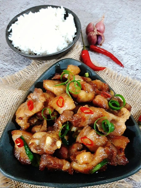 Thịt rang cháy cạnh được xem là món ăn bình dân, chi phí rẻ với những nguyên liệu không thể đơn giản hơn. Ảnh: Bùi Thủy.
