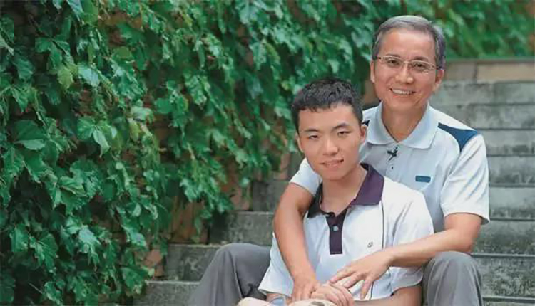 Cậu bé bại não và câu nói "con thông minh theo cách khác"