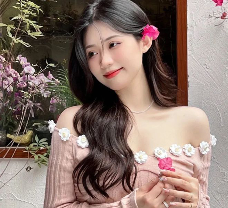 CÔ GÁI SỐNG NỘI TÂM THỂ HIỆN SỰ LÃNG MẠN VÀ TRÁI TIM NHẠY CẢM