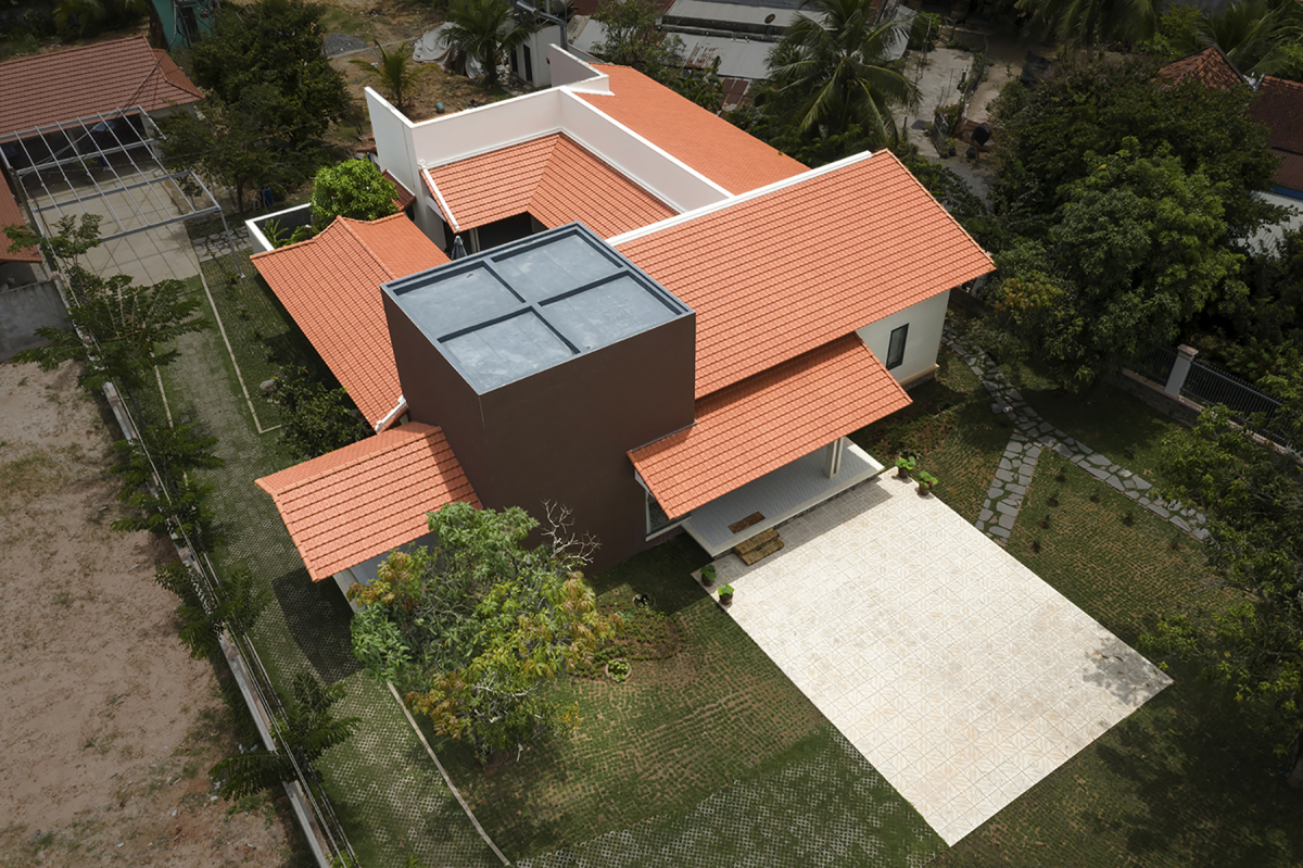 Nhà ba gian có hồ nước giữa sân