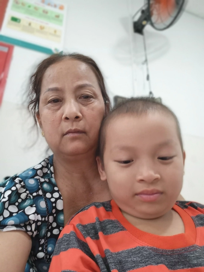 Bà Hồng Hạnh và cháu ngoại điều trị tại bệnh viện Nhi đồng TP HCM, hôm 7/11. Ảnh: Nhân vật cung cấp
