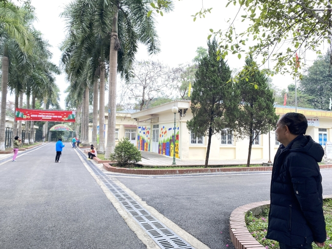Ông Trưởng đến Trung tâm phục hồi chức năng Việt - Hàn để đón cháu trai đi học về, chiều 9/12. Ảnh: Quỳnh Nguyễn