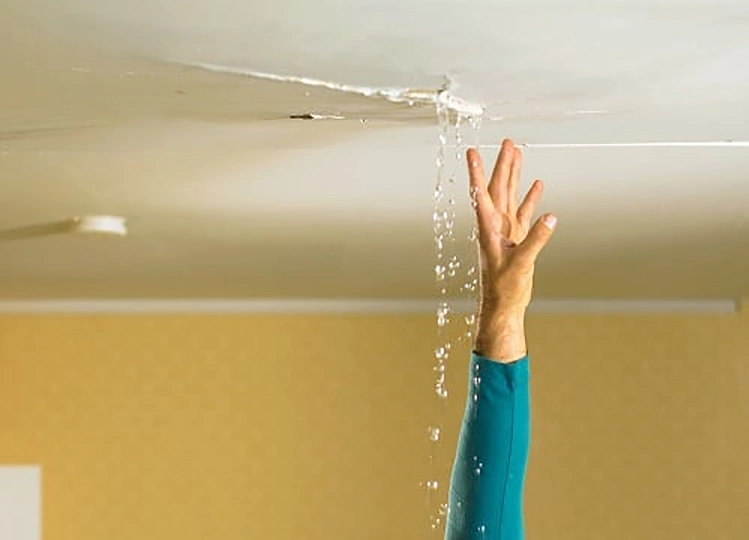 Xử lý nhà vệ sinh ngấm nước xuống tầng dưới