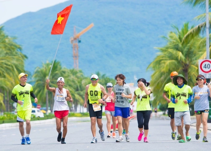 Ông Bảo Hòa (áo số 60), 70 tuổi, đang có lịch tập cố định mỗi tuần cùng các runner trẻ hơn để tham dự Cuộc thi marathon quốc tế Đà Nẵng, sẽ diễn ra tháng 8 tới. Ảnh: Nhân vật cung cấp