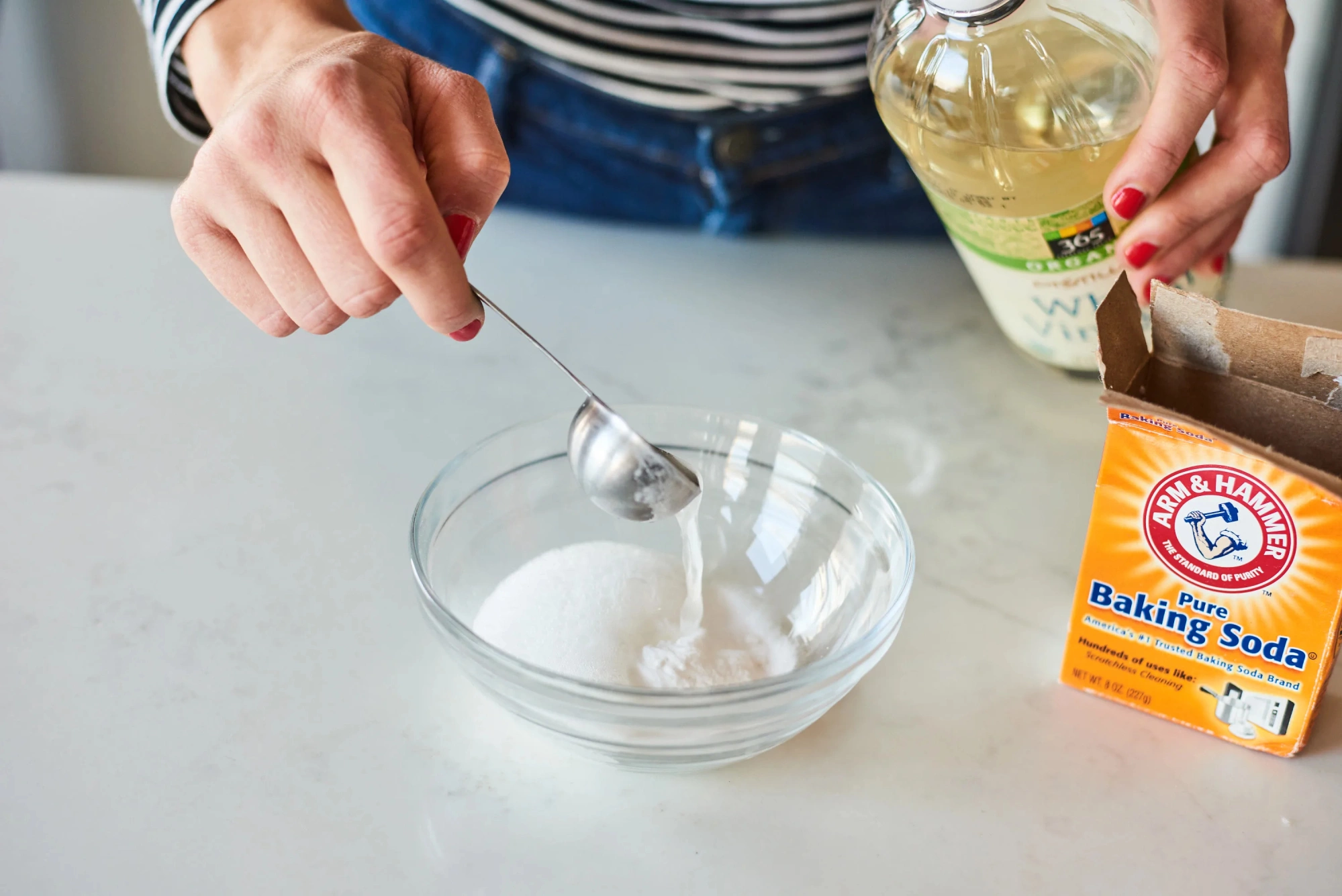 Tại sao không nên trộn baking soda và giấm để làm sạch? - Báo VnExpress Đời sống