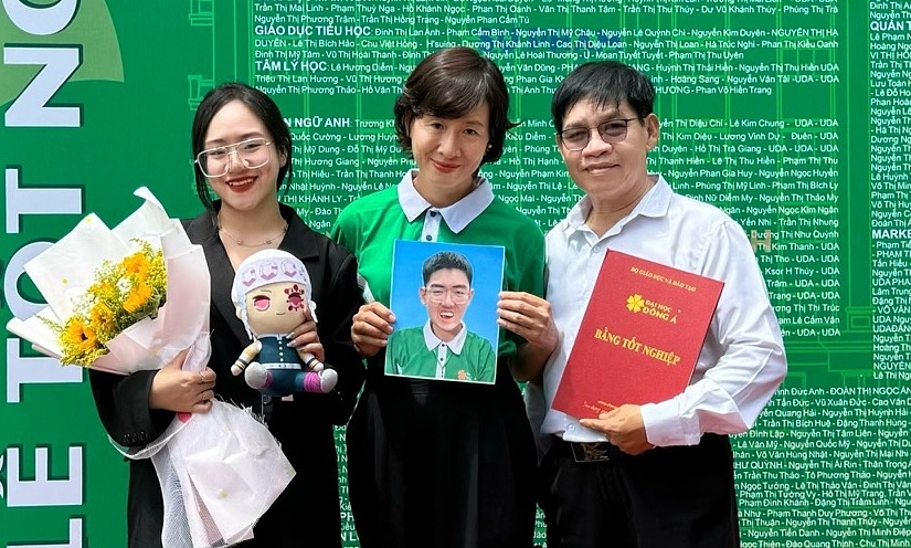 Mẹ nhận bằng tốt nghiệp đại học thay con trai đã mất