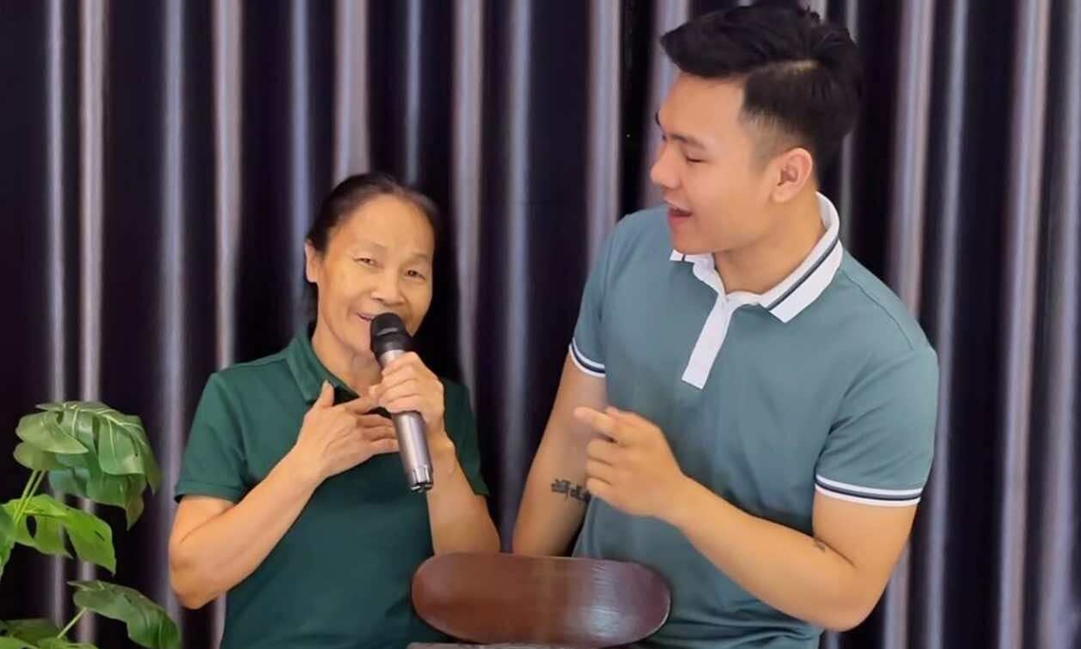 Người phụ nữ U70 cover nhạc trẻ hút hàng chục triệu view