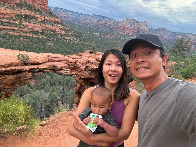 Vợ chồng Vũ - Ngọc và con trai một tuổi trước Devil’s Bridge, ở Arizona tháng 5/2025. Ảnh: Cuộc sống di động