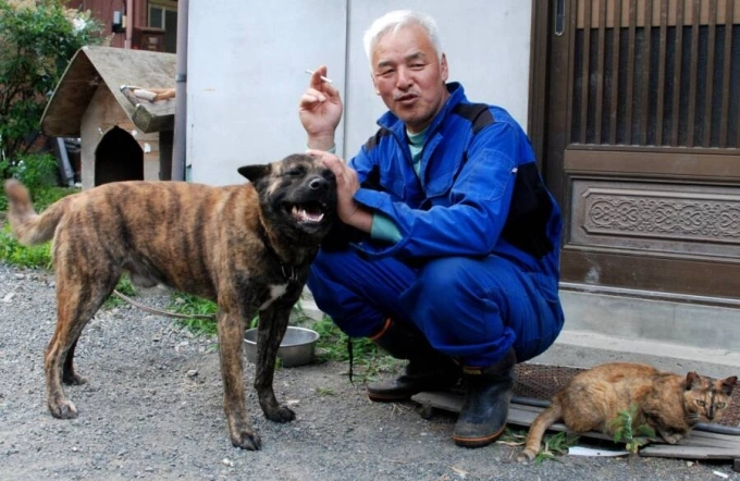 Ông Naoto Matsumura bên cạnh vật nuôi của mình tại thị trấn Tomioka, tỉnh Fukushima, Nhật Bản. Ảnh: Keiko Nasu/Facebook