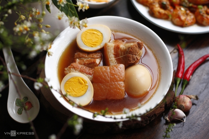 Thịt kho hột vịt Nam Bộ không thể thiếu tỏi. Ảnh: Bùi Thủy