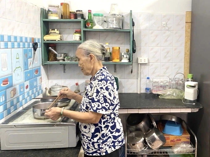 Chuyển về sống cùng đại gia đình từ đầu tháng 9/2025, vợ chồng Thành Nam không phải đau đầu lo chuyện đi chợ, nấu cơm mỗi ngày vì có bà nội (trong ảnh) và mẹ lo liệu. Ảnh: Gia đình cung cấp