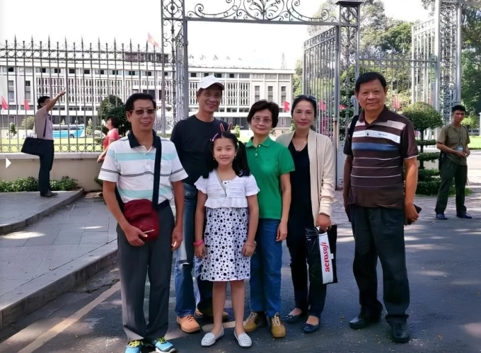 Nhã Trân bên me (áo khoác trắng) và người thân bên nội khi tham quan Dinh Độc Lập, khi cô 11 tuổi. Ảnh nhân vật cung cấp