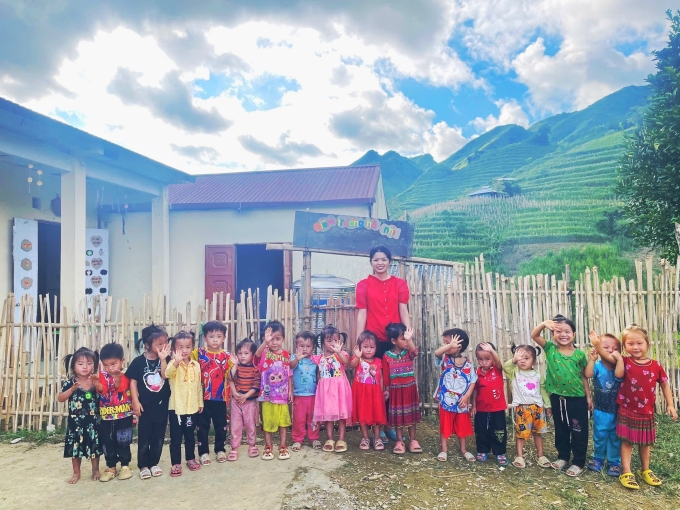 Cô Nông Lê Luyện và học sinh điểm trường Hồ Nhì, trường mầm non Thạch Lâm, xã Quảng Lâm, Cao Bằng, tháng 9/2025. Ảnh: Nga Thanh