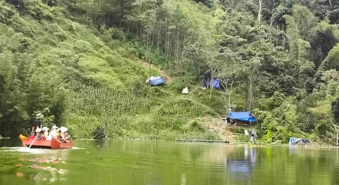 Các đoàn từ thiện đến thăm hai hộ dân với 11 người ở thôn Kim Vân, xã Văn Lang dưng lều tạm trên núi để tránh trú khi nước lũ nhấn chìm nhà cửa, ngày 12/10. Ảnh: Ma Thiện Thiêm