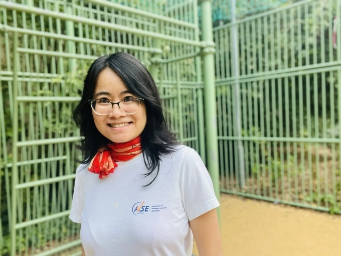 Chị Hương trên sân bóng đá với chồng và các con gần đây, khi nhiệt độ ngoài trời 10 độ C. Ảnh: Nhân vật cung cấp