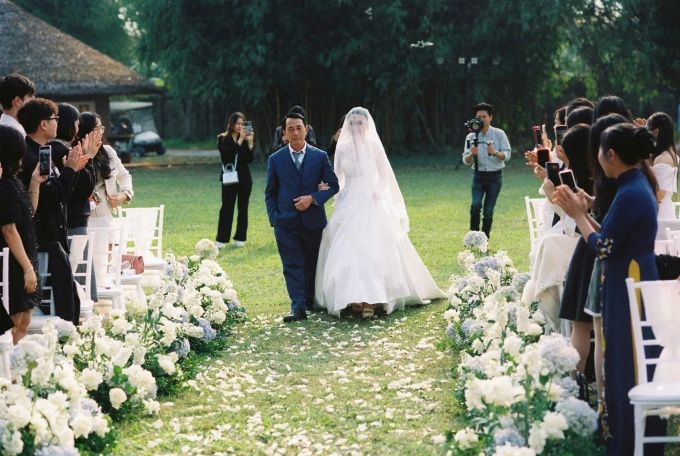 Ông Vũ Ngọc Sơn dẫn con gái vào hôn trường, trong đám cưới cuối tháng 12/2024. Ảnh: Nhân vật cung cấp