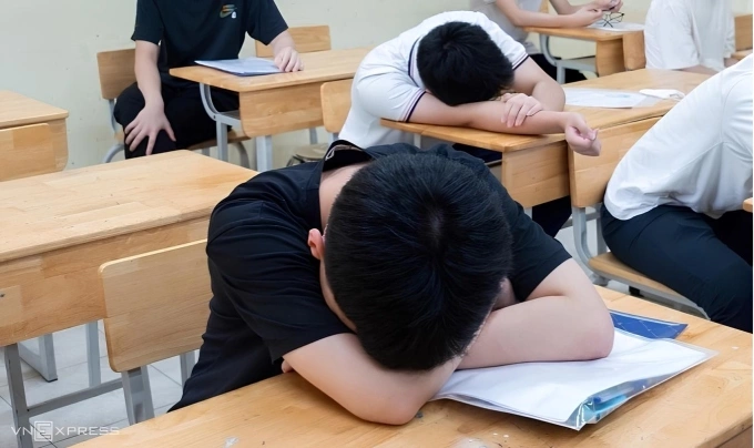 Học sinh trước giờ thi tuyển sinh trung học phổ thông tại Hà Nội, tháng 6/2025. Ảnh: Lê Tùng