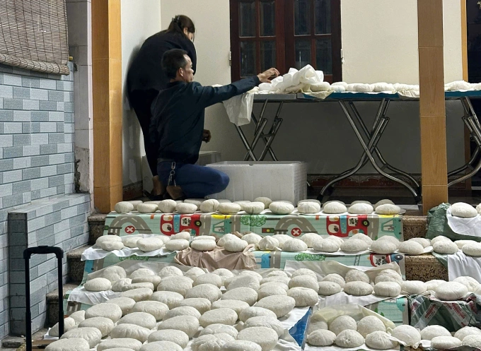 Bà con làng Phúc Hậu, thị trấn Lim, Bắc Ninh xuyên đêm làm cơm nắm, muối vừng, ruốc vận chuyển bằng máy bay đến Đăk Lăk, hôm 21/11. Ảnh: Hương Thiền