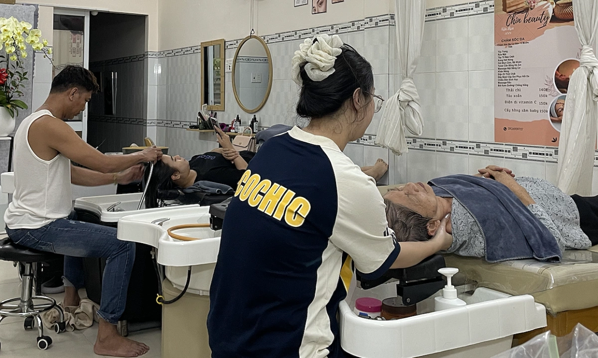 Xếp hàng, xuyên đêm làm đẹp ngày cận Tết