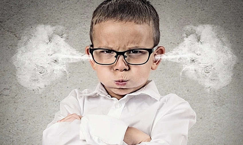 Lý do trẻ ngoan với người lạ nhưng bướng bỉnh với cha mẹ