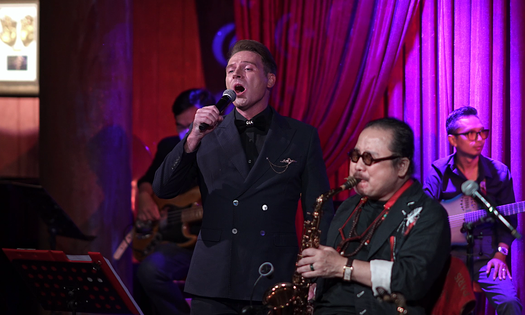 Người nước ngoài 'phát sốt' với tình ca Việt