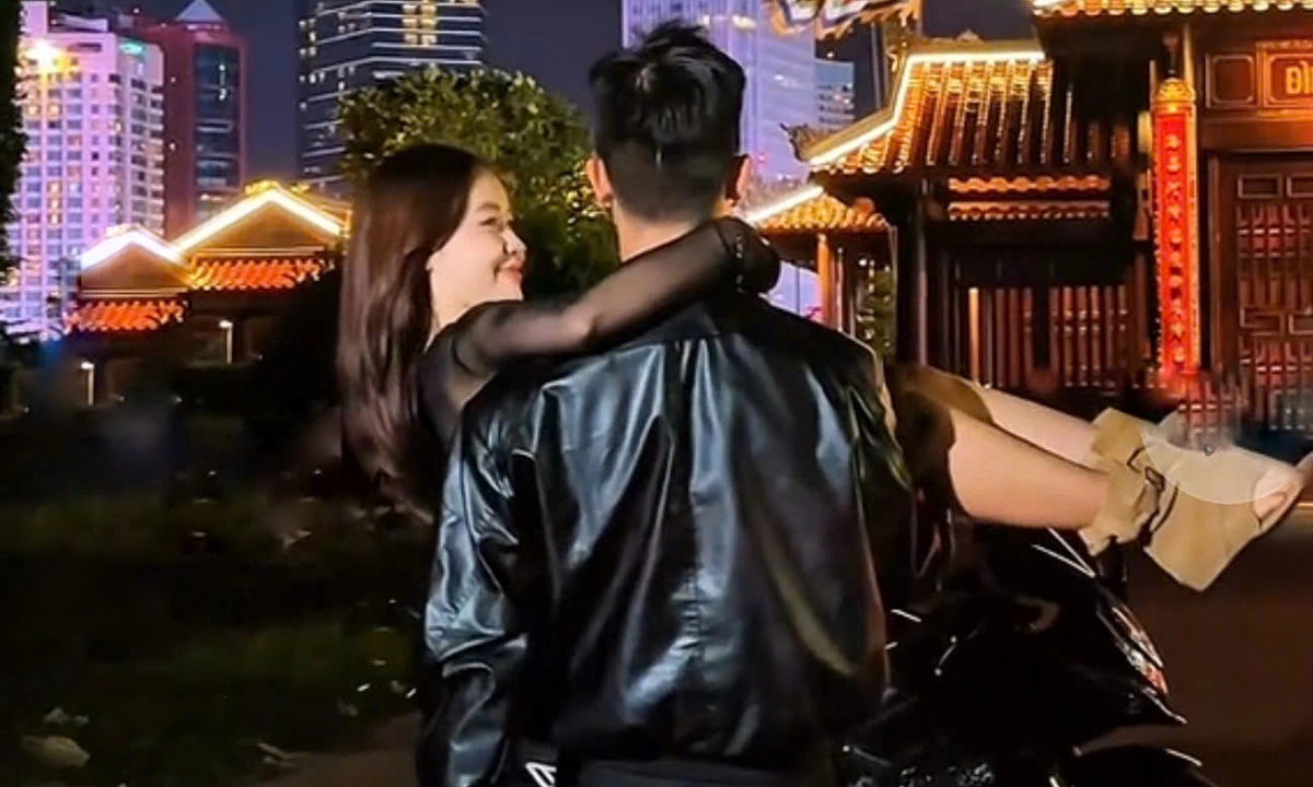 Chi tiền thuê 'nam thần' đi chơi, dự tiệc