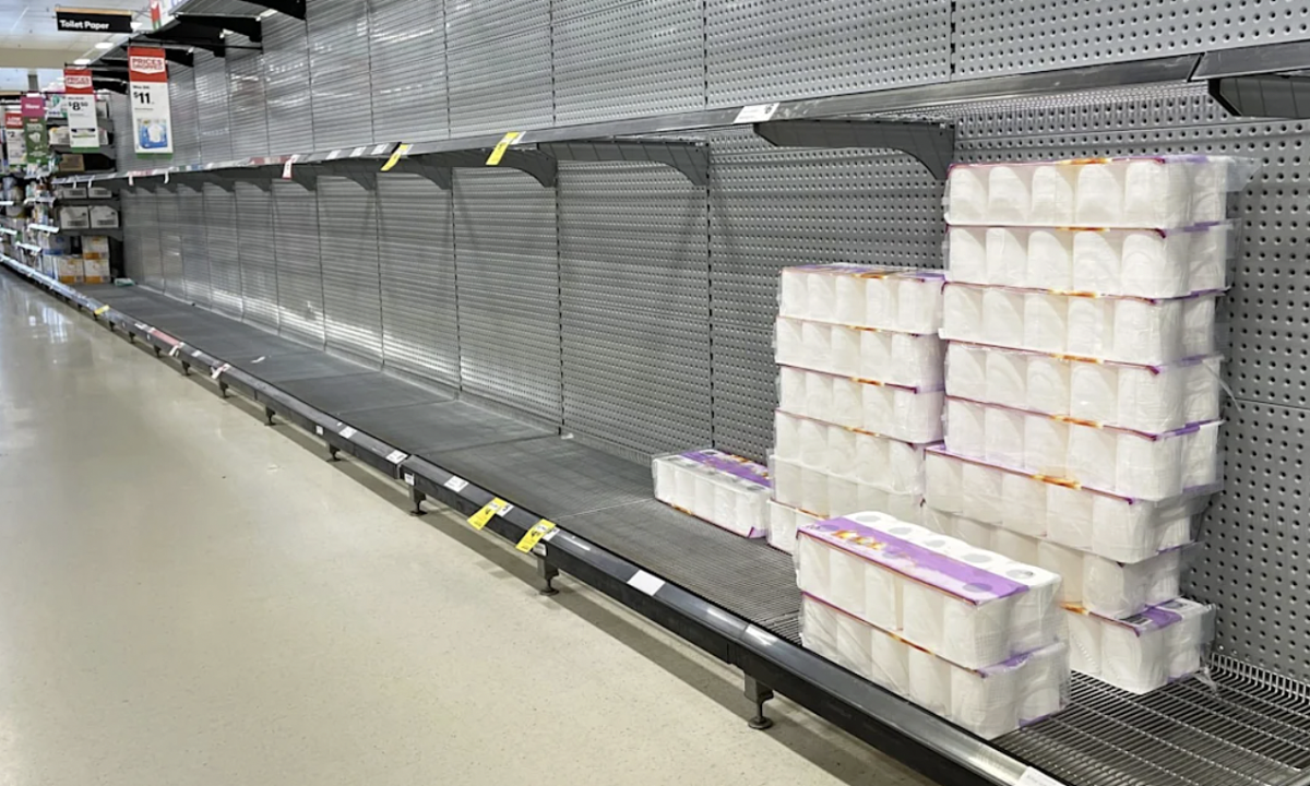 Người Nhật đổ xô mua giấy vệ sinh giữa khủng hoảng xăng dầu