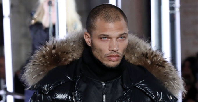 Jeremy Meeks xuất hiện trong các sàn diễn thời trang sau khi ra tù năm 2026. Ảnh: ST