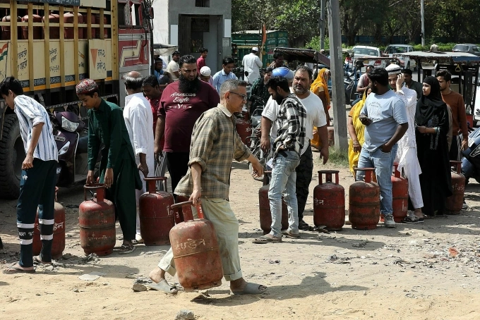 Người dân Delhi xếp hàng chờ đổi gas để nấu nướng, ngày 20/3. Ảnh: Guardian