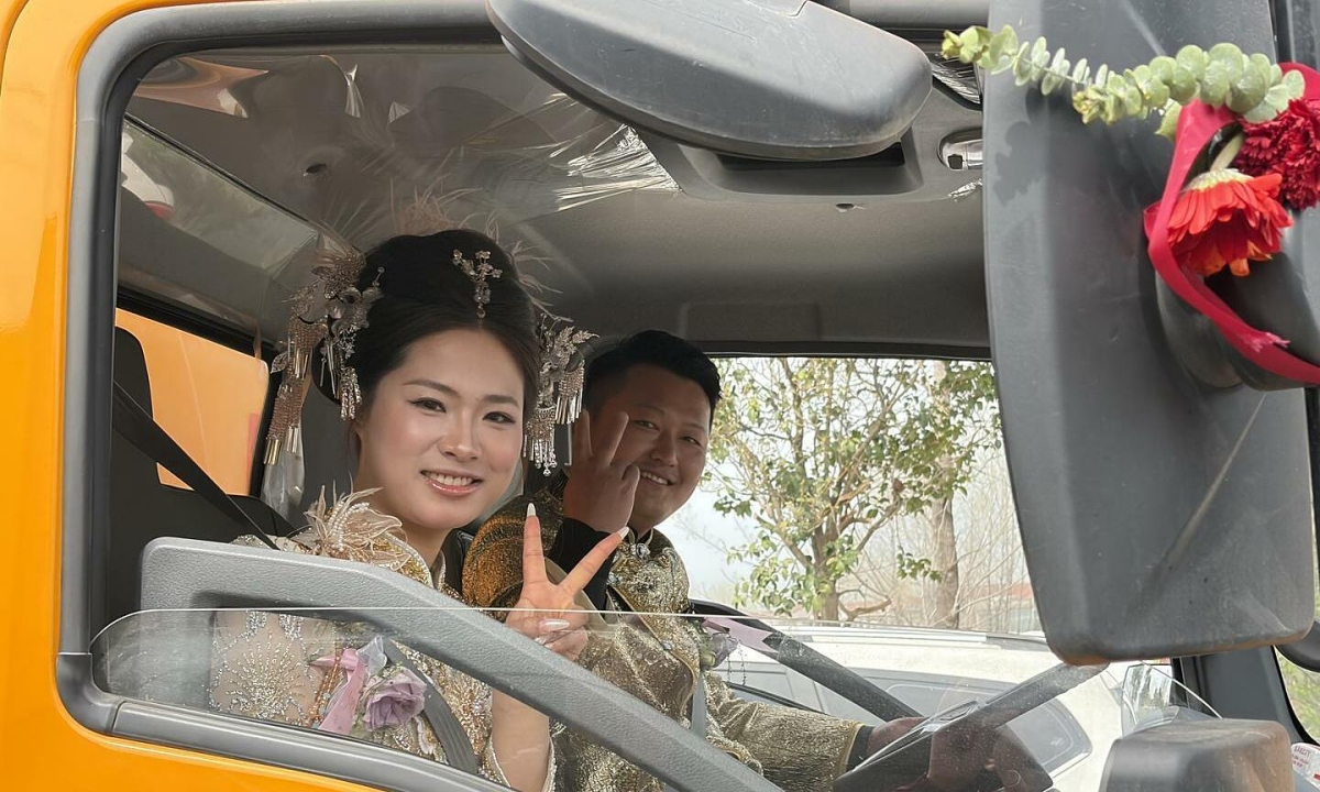 Rước dâu bằng 9 xe hút bể phốt