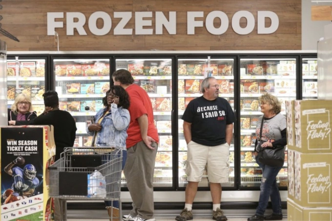 Người Mỹ đang thắt chặt chi tiêu do chi phí sinh hoạt tăng vọt nhưng lương không đổi. Ảnh minh họa: Bill Greenblatt/UPI