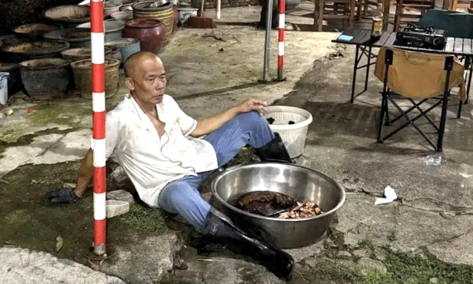 Cả nhà kiệt sức vì quán ăn bất ngờ nổi tiếng