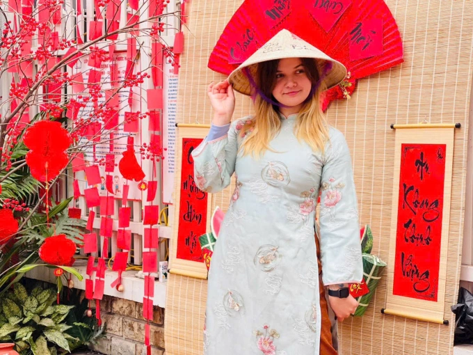 Aleksandra Sorokina, 24 tuổi, người Nga thích thú hưởng ứng trào lưu chụp ảnh áo dài tại Hà Nội, năm 2025. Ảnh: Nhân vật cung cấp