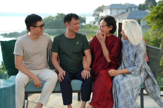 Vợ chồng chị Linh (ở ngoài) và bố mẹ dịp Tết 2024. Ảnh gia đình cung cấp