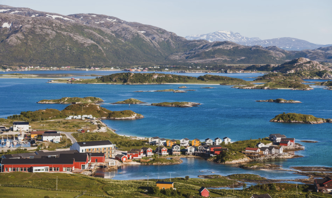 Đảo Sommaroy ở Na Uy, nơi có hơn 300 cư dân sống không theo giờ giấc. Ảnh: Anna Berkut/Alamy