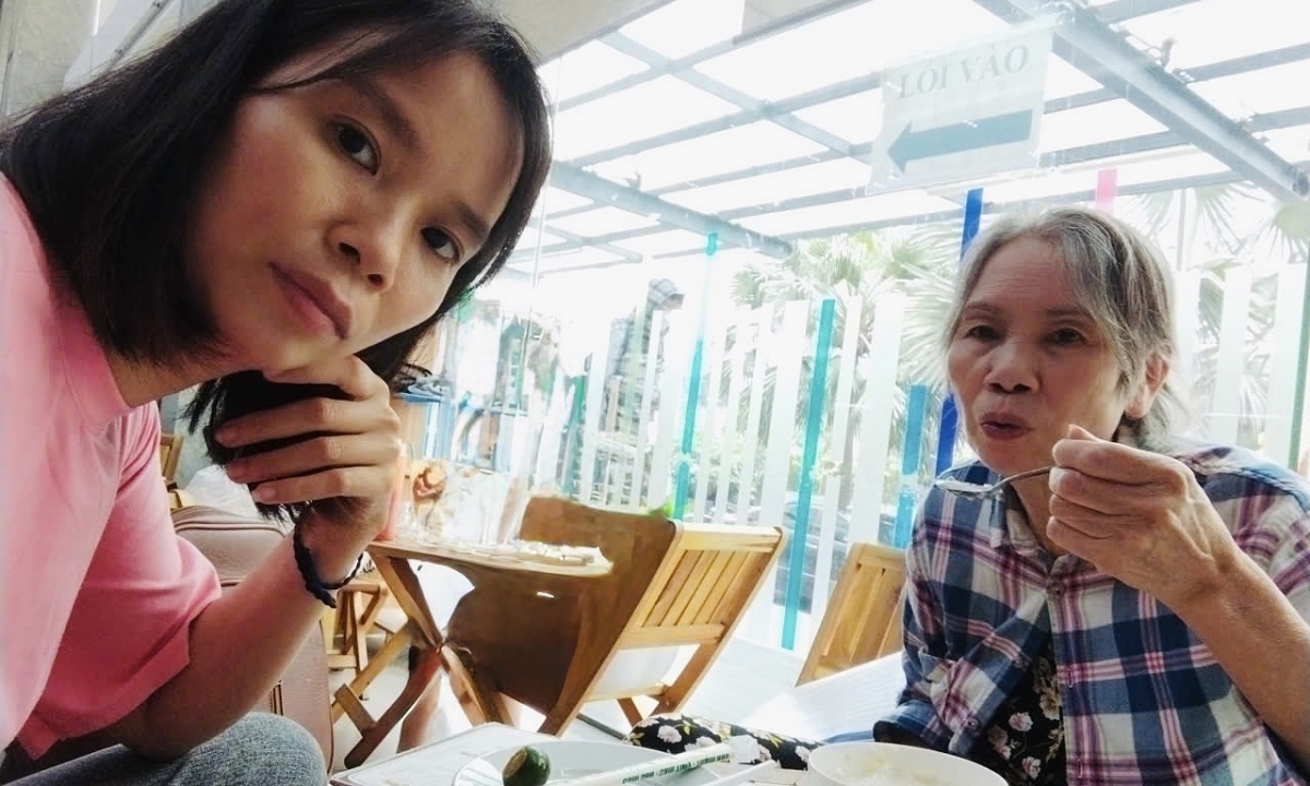 Áp lực 'một gánh hai vai' của con một khi cha mẹ đau yếu