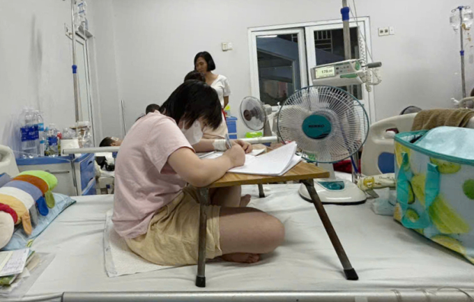 Cô bé Hải Vân học bài tại Khoa Nhi ung bướu - Huyết học - Ghép tủy (Bệnh viện Trung ương Huế) tối 16/4. Ảnh: Gia đình cung cấp