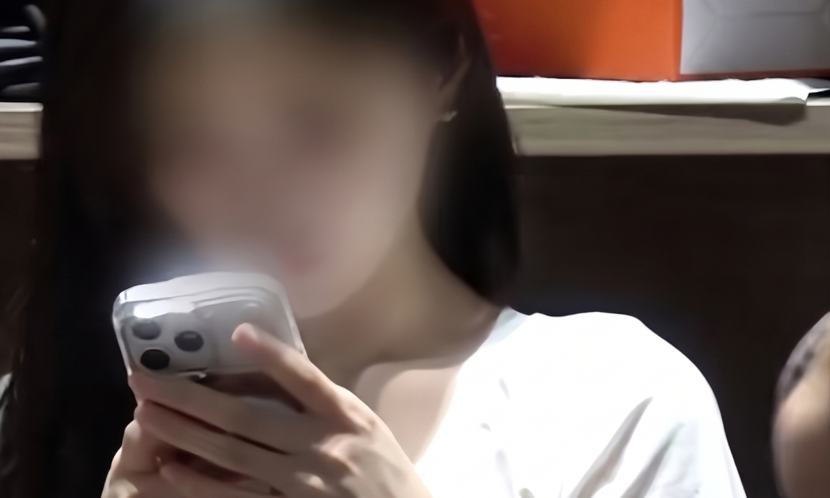 Bố phá sản vì con gái "thụt két" tặng quà streamer