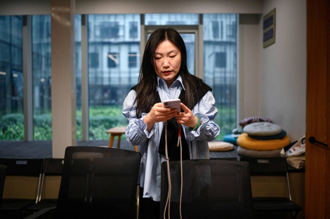 Karen Dai, người phụ trách mảng âm thanh của công ty SoloNest một người, đang chuẩn bị cho buổi trò chuyện cà phê tại phòng hội nghị ở Thượng Hải vào ngày 12 tháng 4. Ảnh: AFP