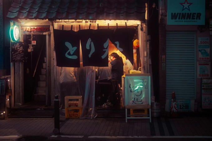 Một số các quán nhậu (izakaya) ở Nhật Bản được lựa chọn để nam giới chia sẻ việc con cái không đến trường. Ảnh minh họa: Pexels