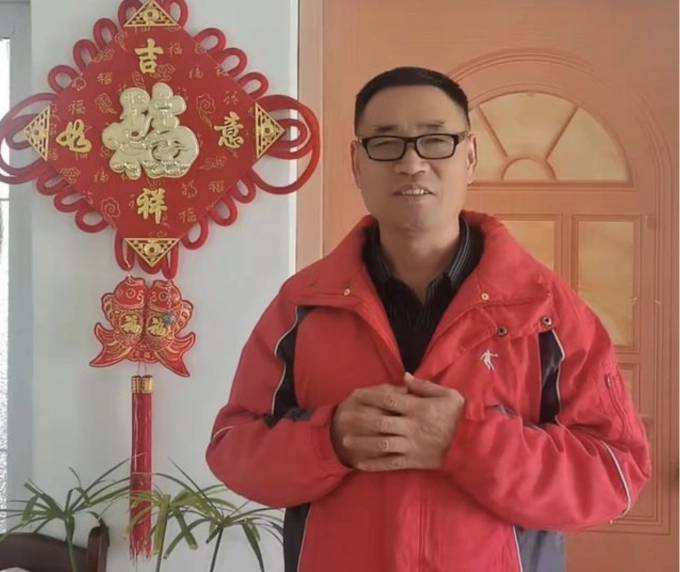 Wang Chuanqiang, ở Thượng Hải, đăng một đoạn video lên mạng xã hội, thông báo tìm thấy người con trai mất tích 33 năm trước. Ảnh: Sina