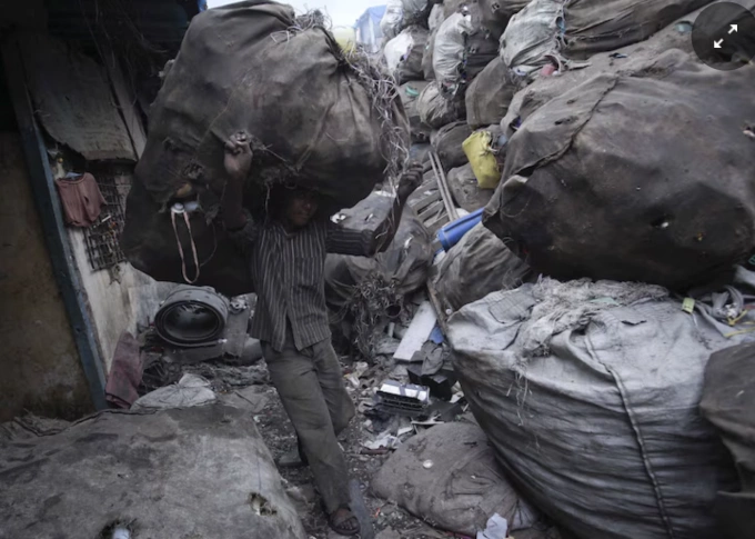 Một công nhân nhặt rác ở khu ổ chuột Dharavi, Mumbai. Ảnh: India Today